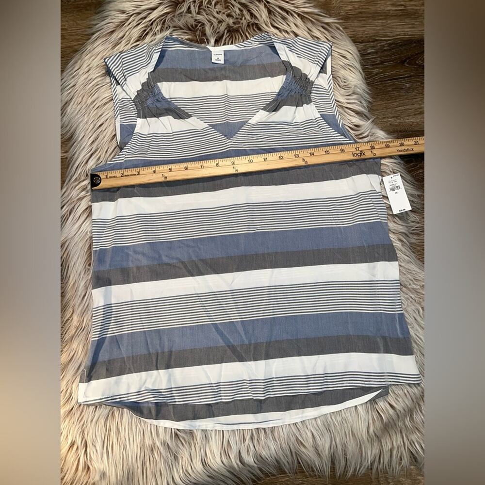 Old navy women’s shirt - Picture 3 of 6